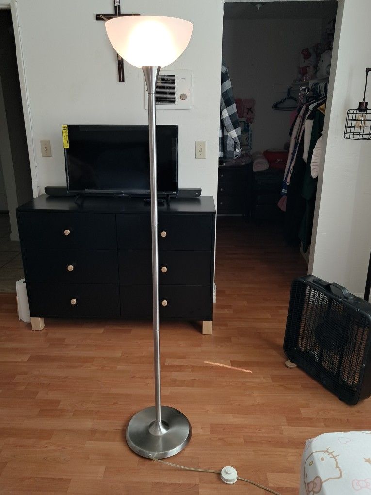 FLOOR LAMP