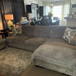 Beautiful Grey Sectional W/4 Pillows and Large Storage Ottoman 