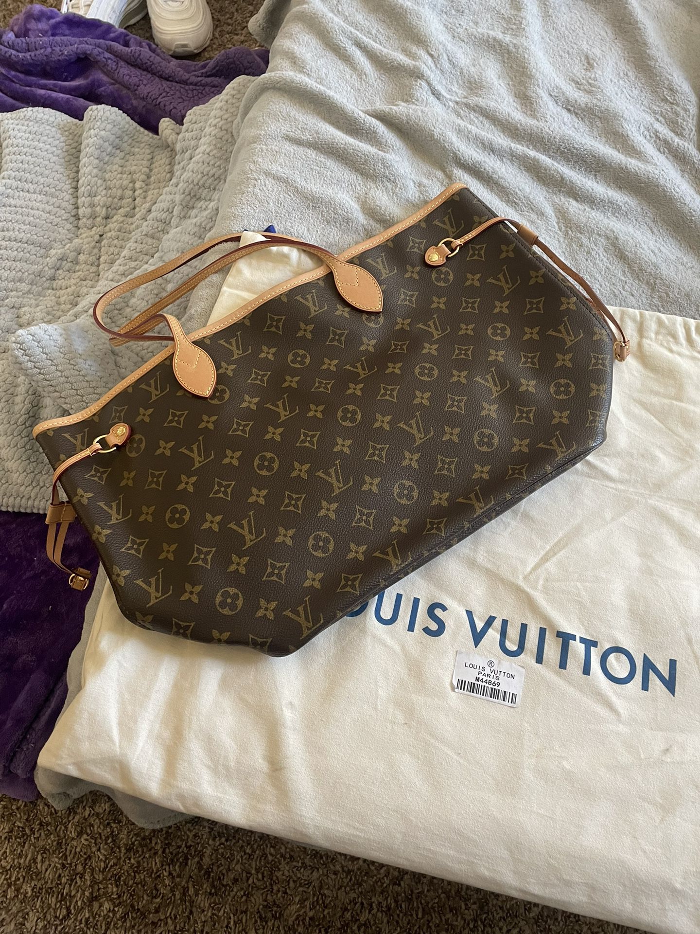 Louis Vuitton Women's Neverfull MM for Sale in Colton, CA - OfferUp