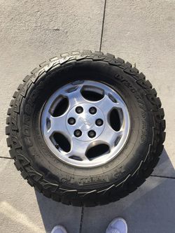 16 265/75 R16 PIRELLI scorpion mtr Like new with original Chevy rims in good condition
