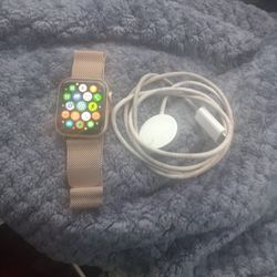 APPLE  WATCH  series  5.  With  Charger