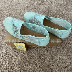 NEW: TOMS flats. Size 6. 
