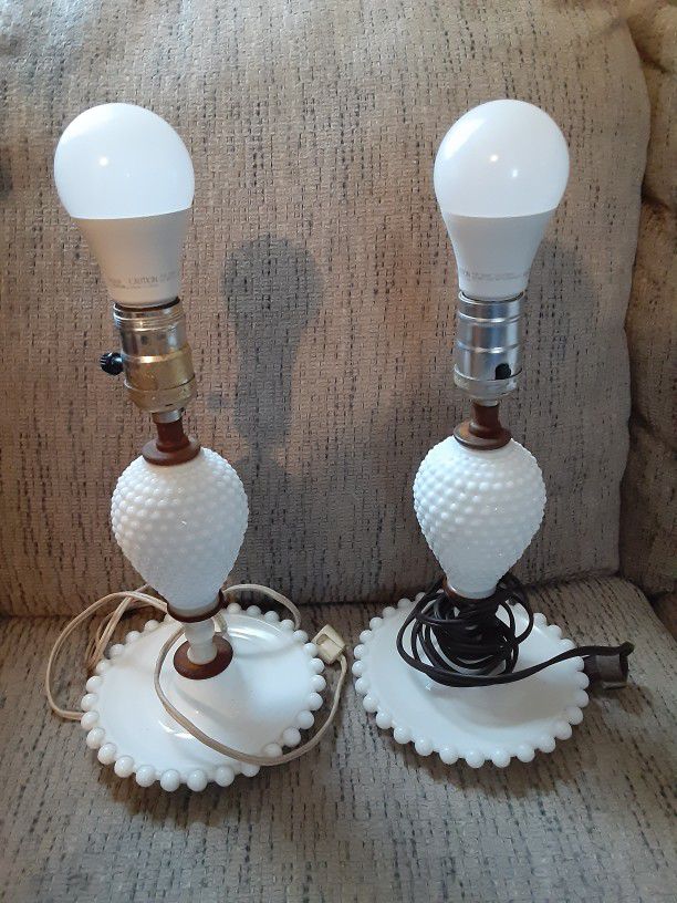 Vintage White Milk Glass Hobnail Boudoir Table Lamp Bedside Lamp

