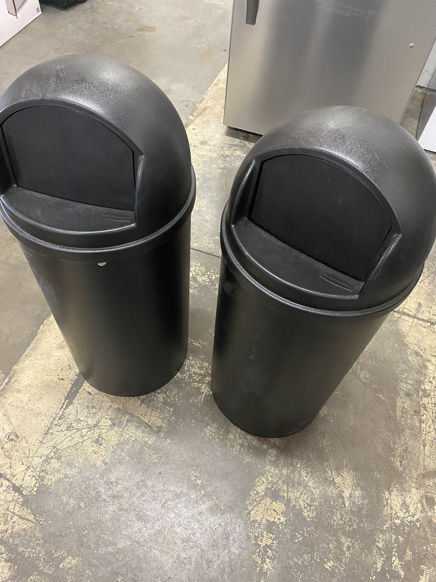 Rubbermaid 50 gal Roughneck Wheeled Plastic Garage Trash Can, Black Black -  50 gal for Sale in Hackensack, NJ - OfferUp