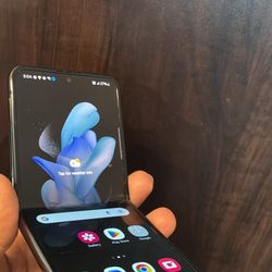 Samsung Z Flip4 5g. Like New & Unlocked! 