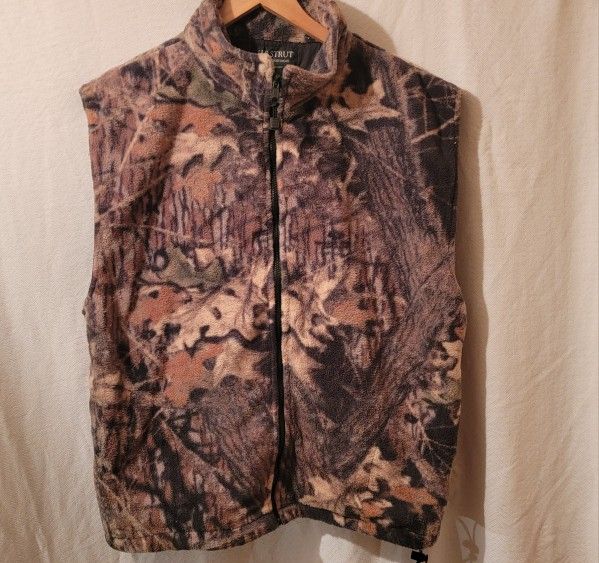 H.S.Strut fleece camo style zipper up hunting fleece vest. (Size XXL)