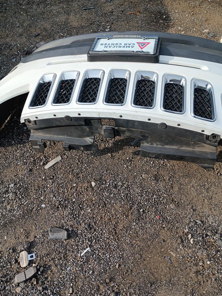 Complete Front Bumper Cover With Gillie And Everything On It. 2012/17 Jeep Patriot