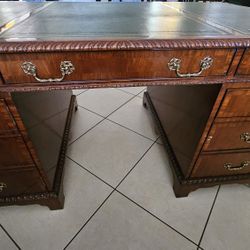 Antique Maitland Smith Brand Desk.       Escritorio Antiguo  De La Marca   Maitland  Smith 