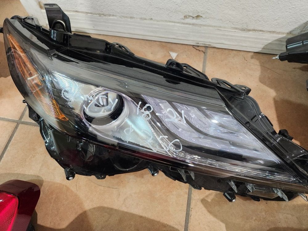 2018 2017 2019 2020 Toyota Camry RH Headlight Part