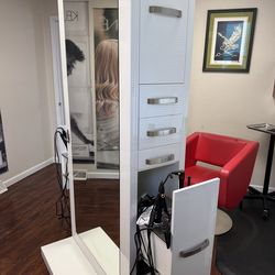 Double sided styling station w/ 2 hydraulic chairs