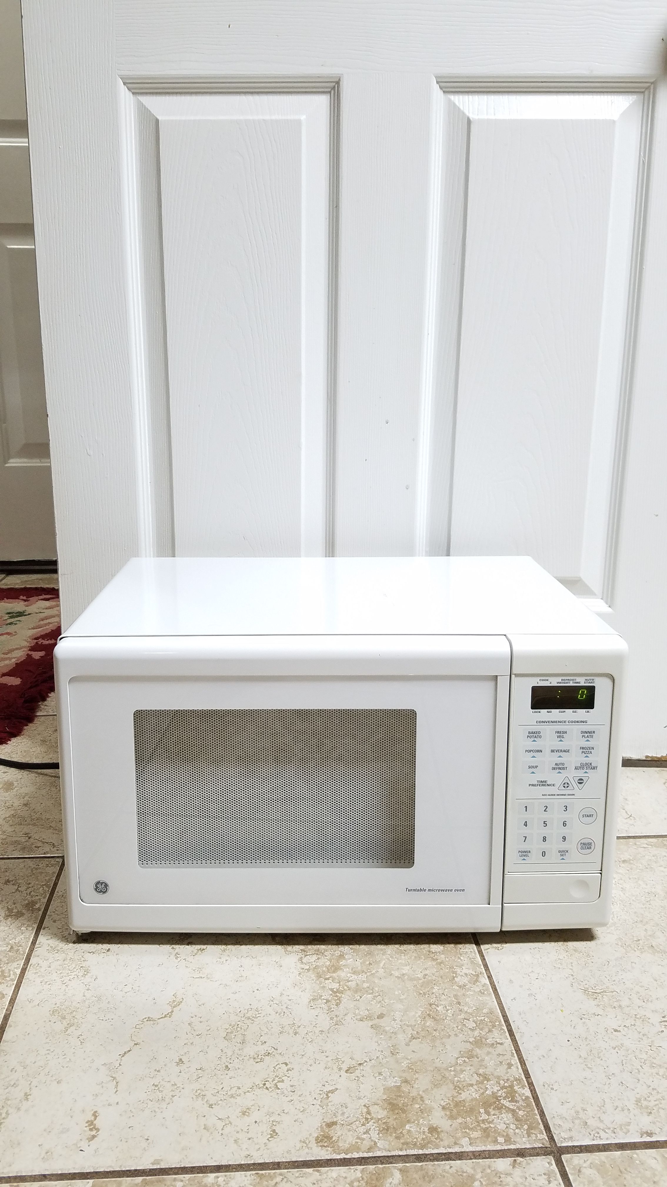 GE Counter Top Turntable Microwave Oven- JE835WW