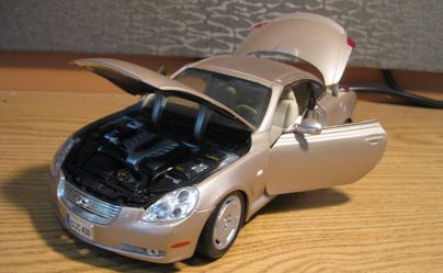 Maisto Special Edition 1:18 Lexus SC 430 Gold die-cast model for
