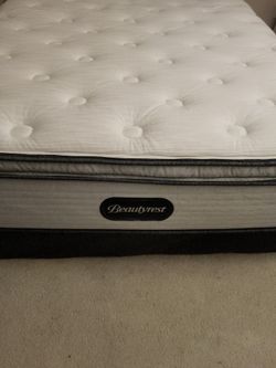 Queen Size Pillow Top Mattress & Box Spring 