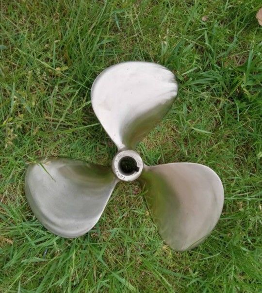 "Cupped" right hand boat prop

