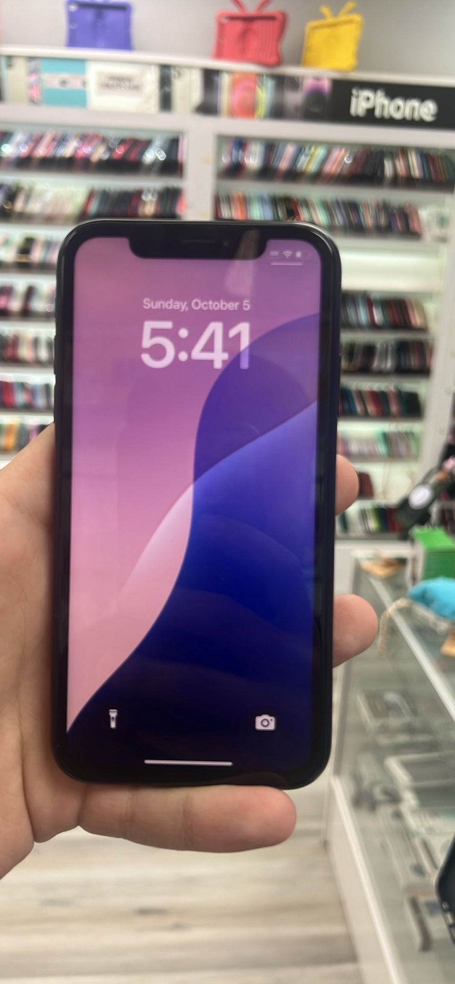 iPhone XR *Unlocked* + 64GB + Free charger +With charger