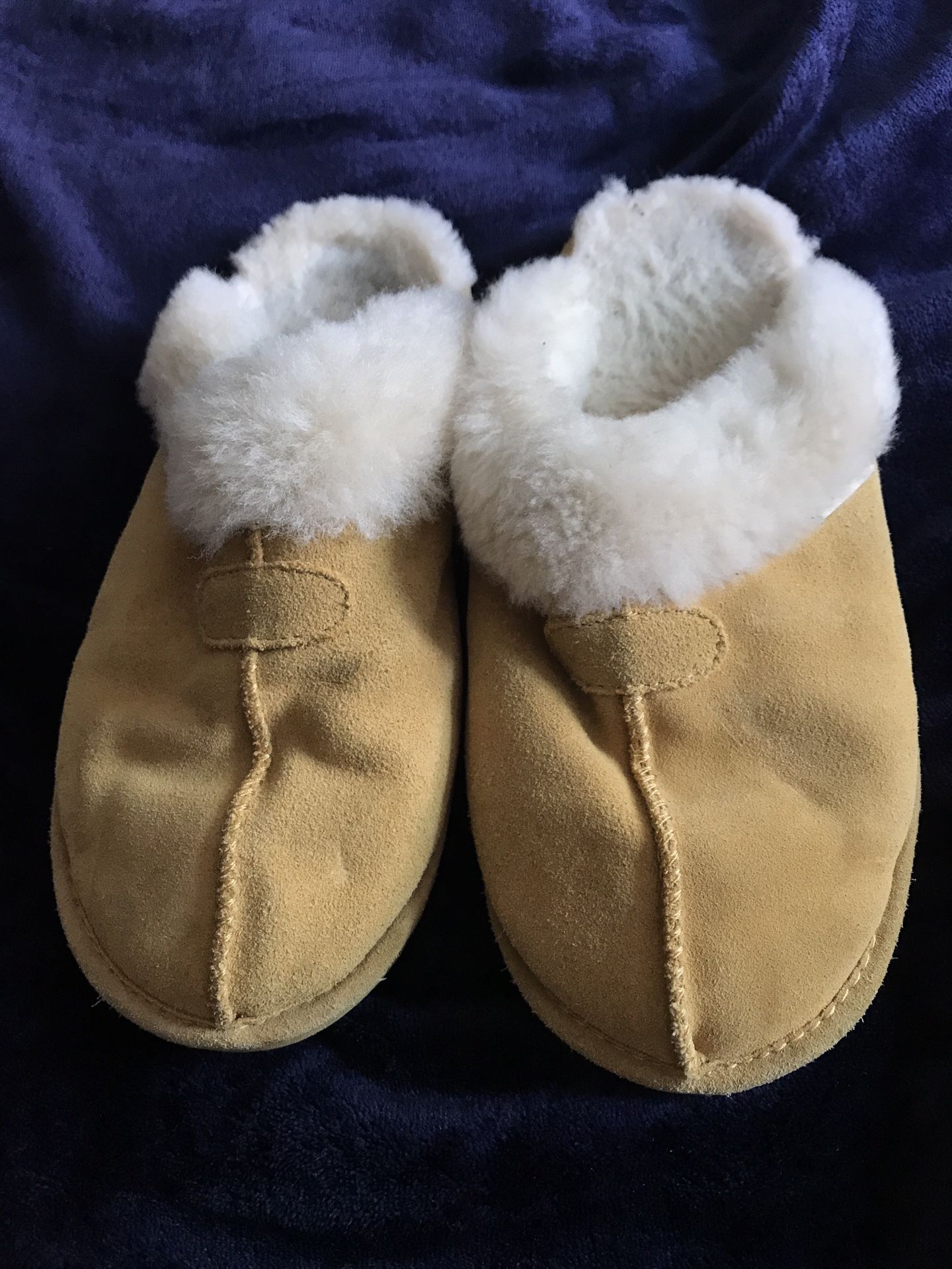 Bearpaw - women's size 9 beige sheepskin slippers