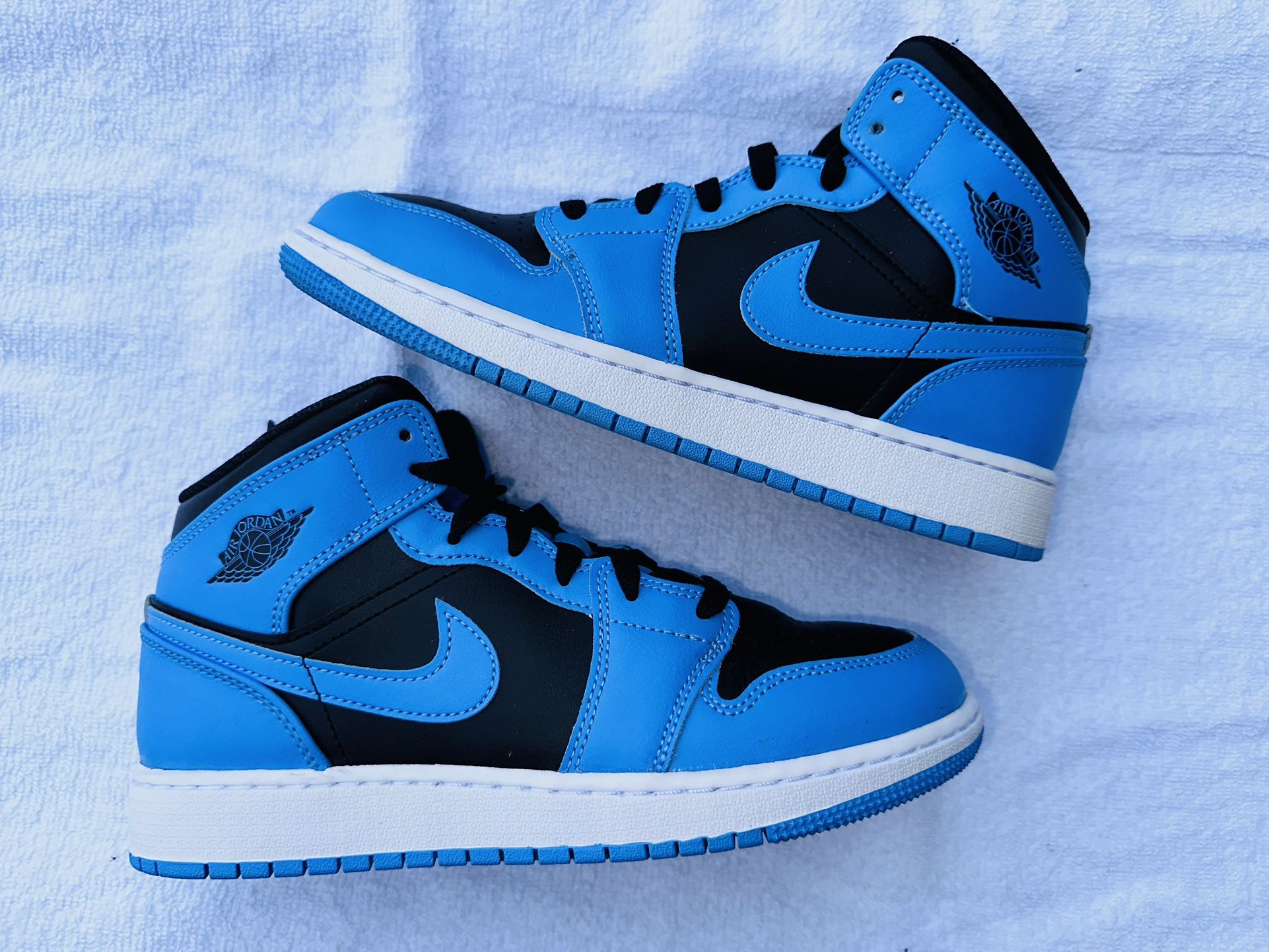 Air Jordan 1 Mid University Blue Black 