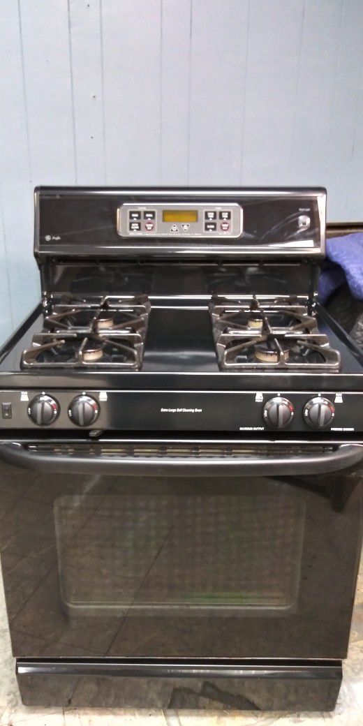 GE Four Burner Gas Stove. Working Good And In Good Condition
