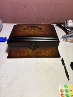 Vintage-style wooden jewelry box