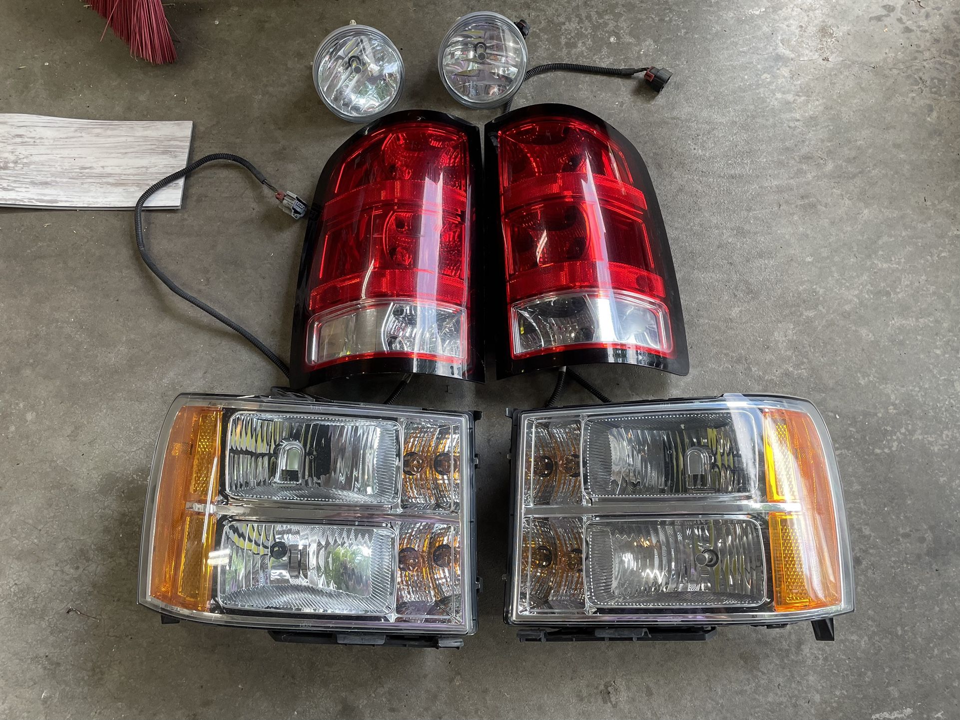 Gmc Sierra Headlights & Taillights -REDUCED