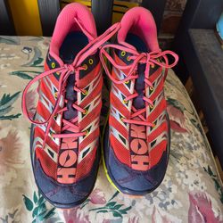 HOKA TENNIE SHOES.  SIZE 10