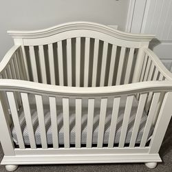 Crib Solid Wood Great Condition Mattress Included