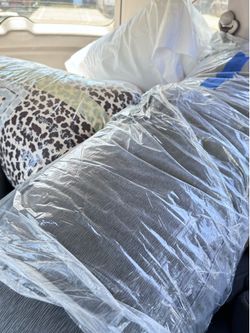 💥FREE💥 2 white pillows & 2 body pillows