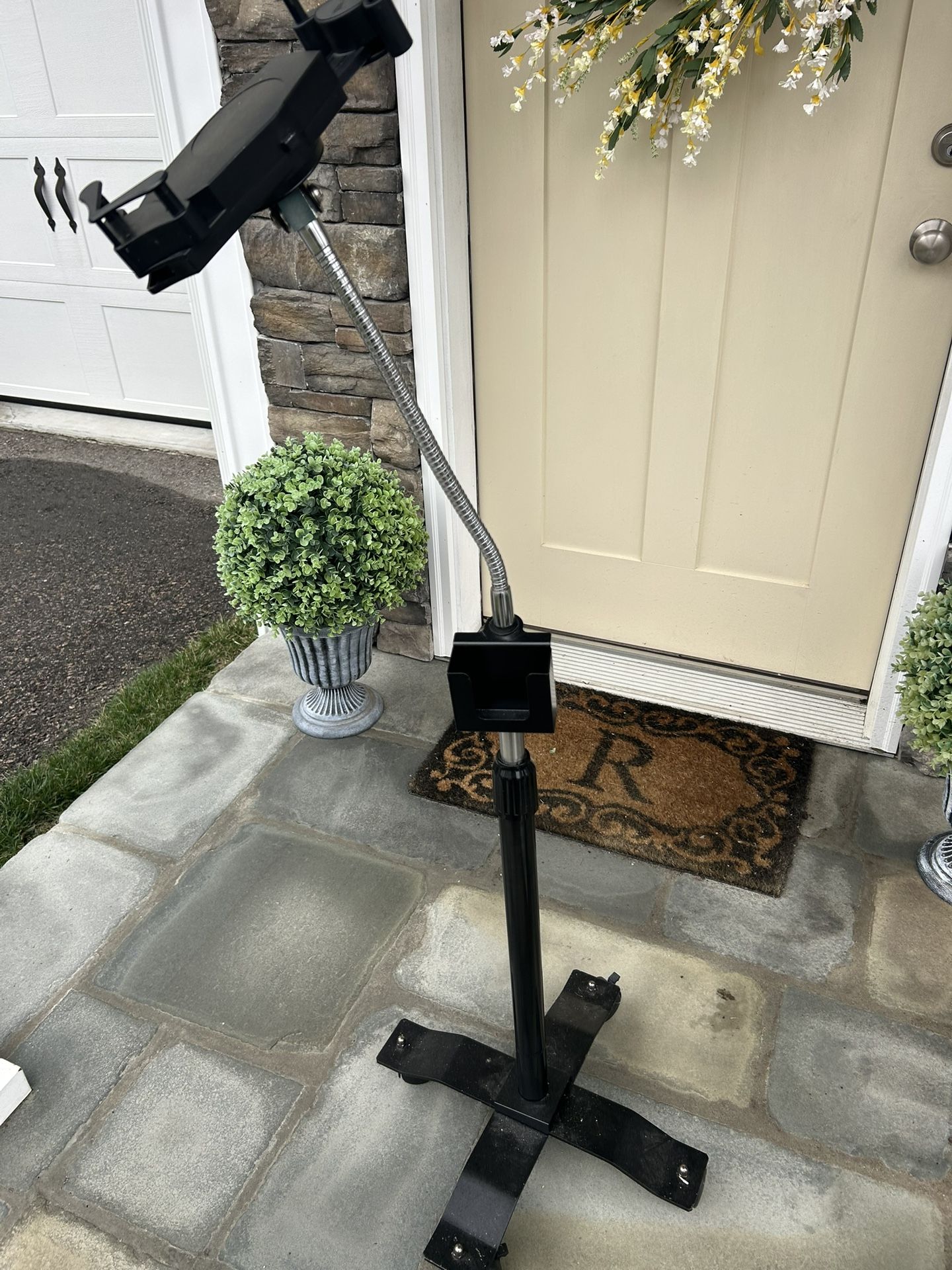 Gooseneck Adjustable iPad/tablet Holder W/ Wheels