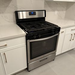 Gently Used Whirlpool 30 in. 4 Burner Freestanding Gas Range/ Stove in Stainless Steel