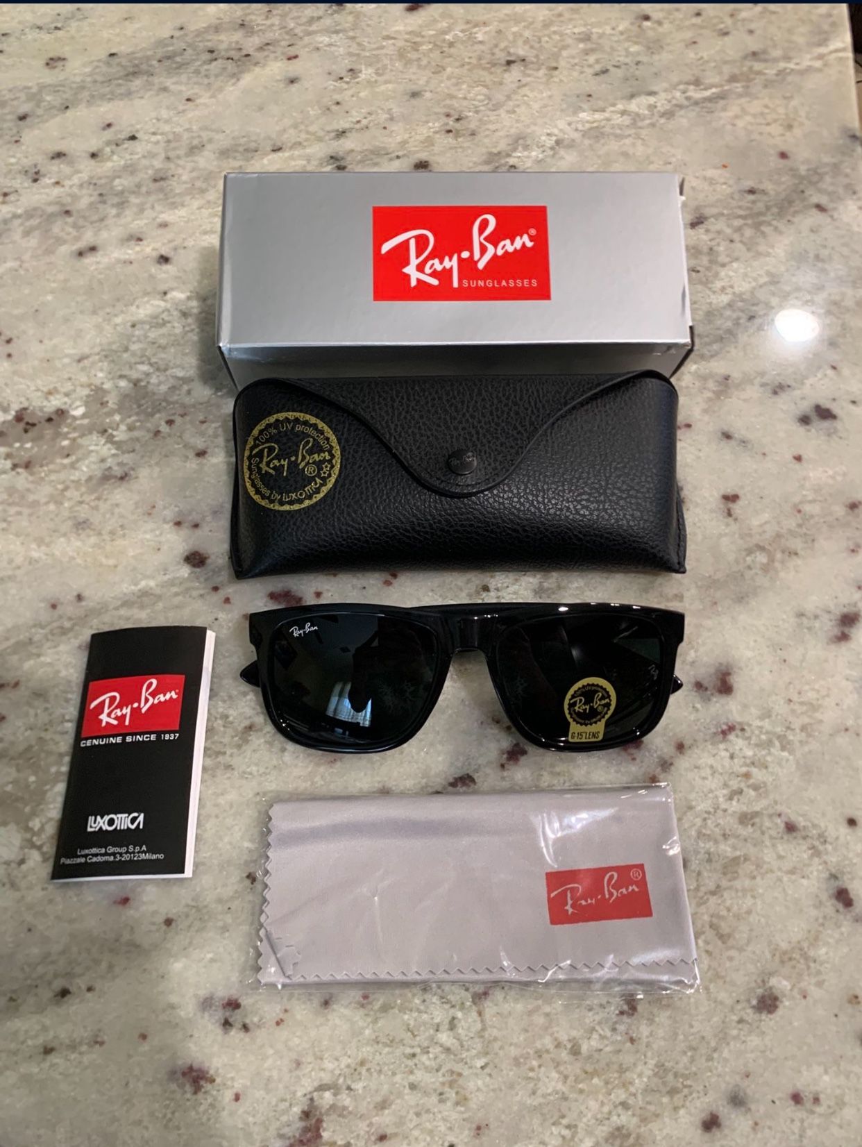 (NEW) Ray-Ban Sunglasses Wayfarer Classic Matte Black Frame w/Case