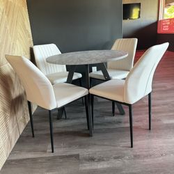 Round Table w/4 Chairs