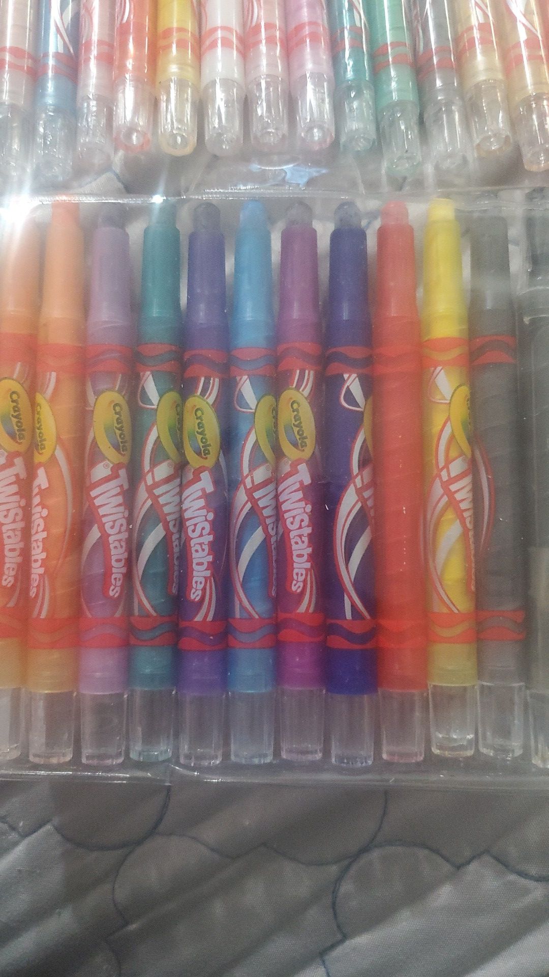 60 Twistable crayolas