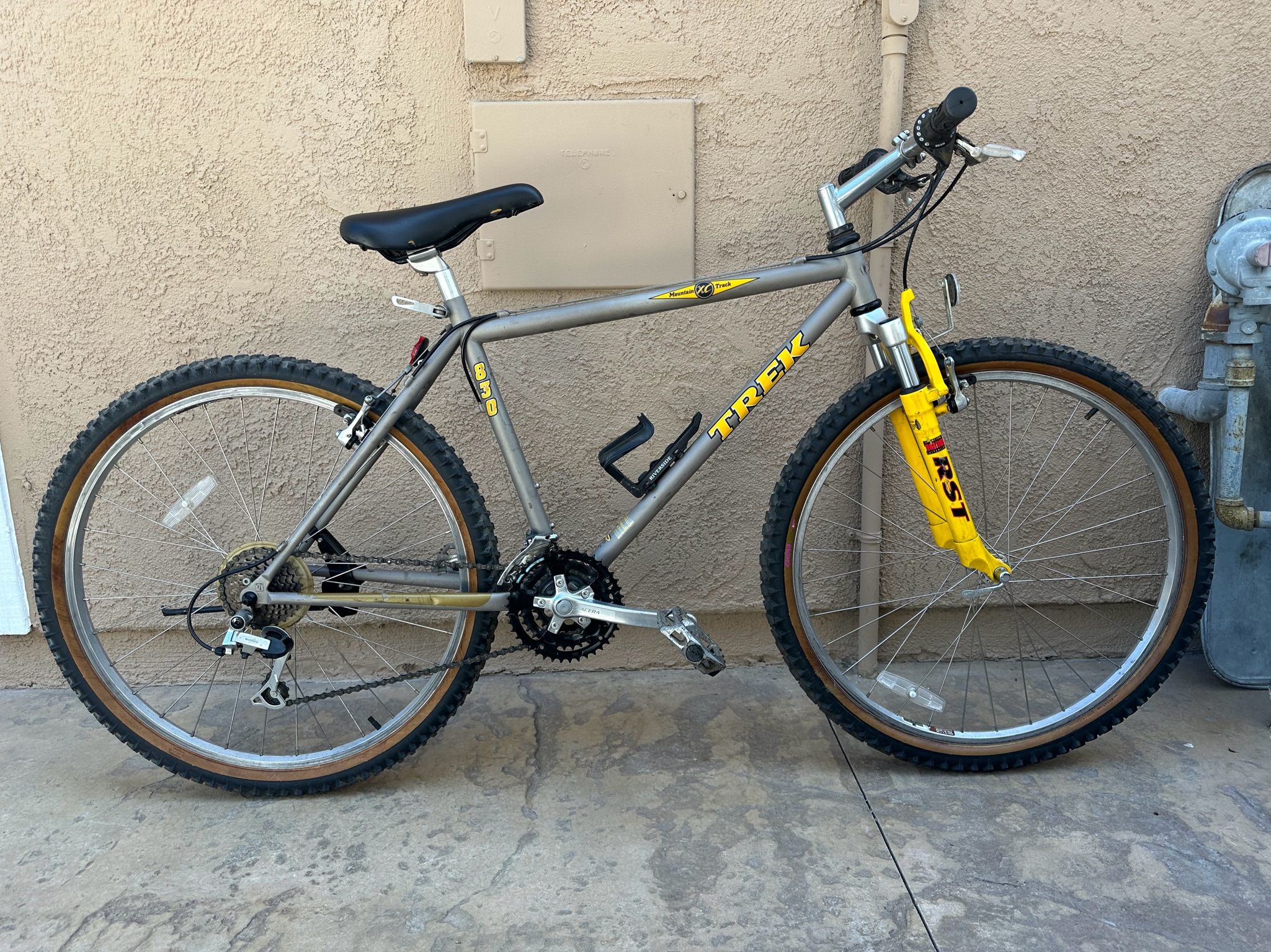 Trek XC 830 Mountain Track Bike 21 Speed Shimano Acera Super Lightweight Weinmann Alloy Rims Newer Tires