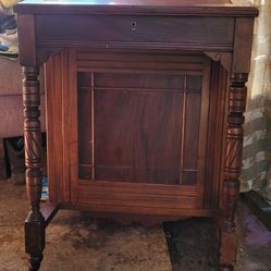 300$ OBO 1870 To 1900 Davenport Writing Desk. antque Nice