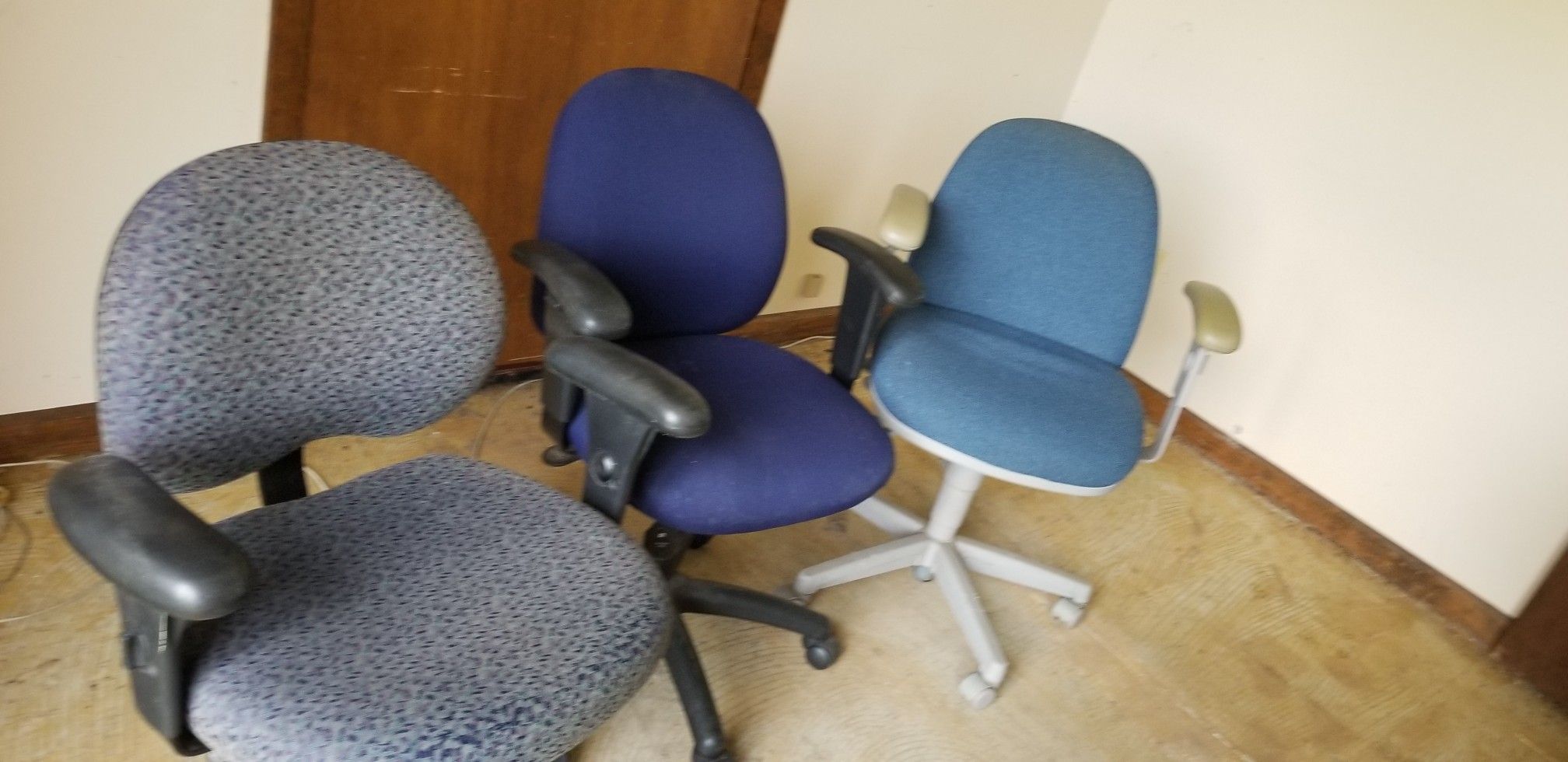 HIGH QUALITY NAME BRAND OFFICE CHAIR, 1 Light Blue One Left.