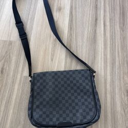 Louis Vuitton Messenger Bag 