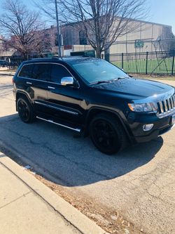 2013 Jeep Grand Cherokee Overland V8 w/ HEMI & 20in All Terrain Tires