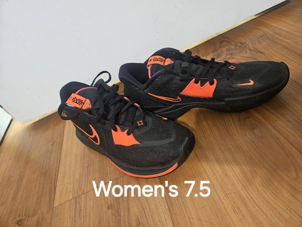 Nike Kyrie Low -Like New