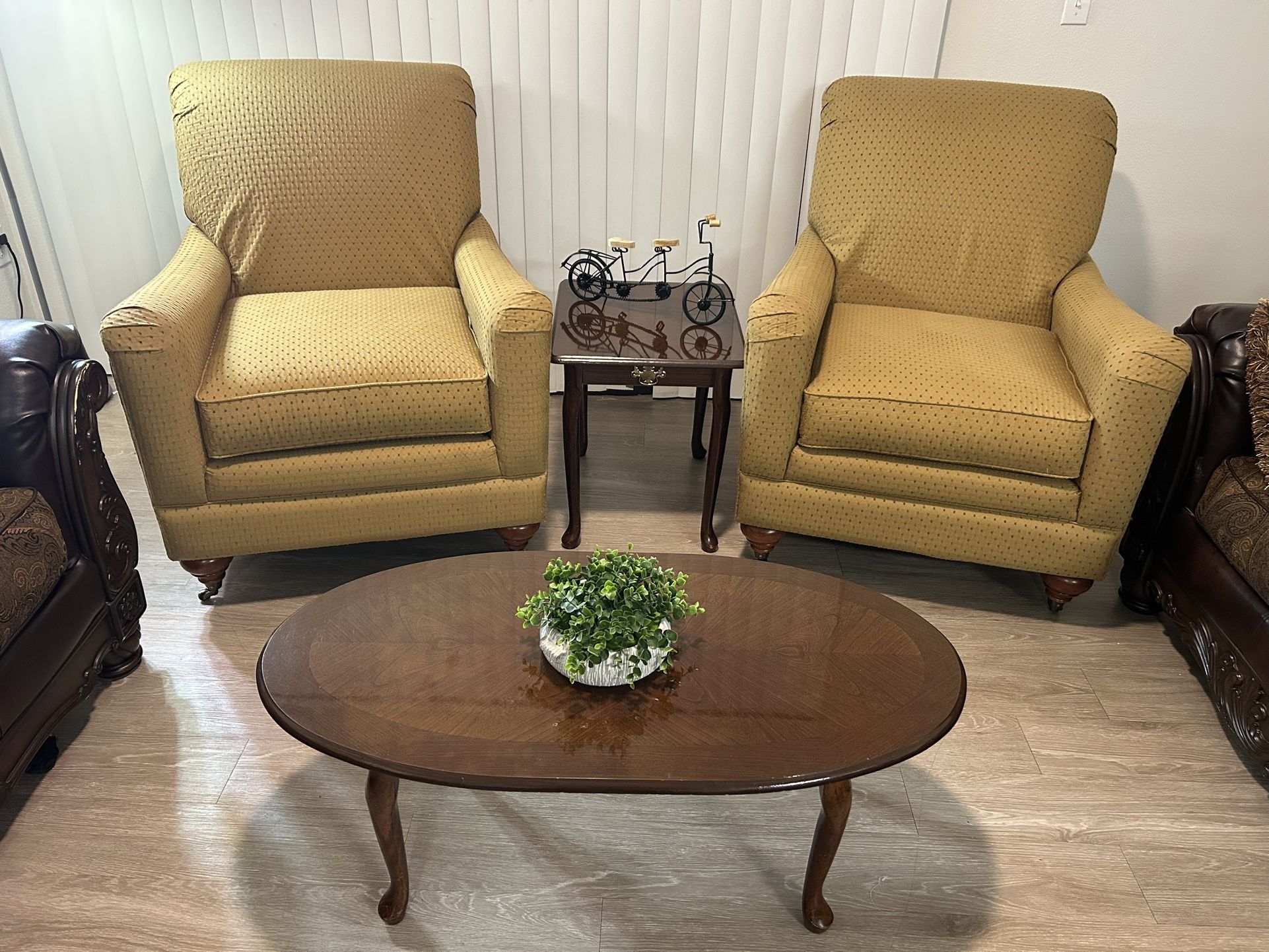 Pair of La-Z-Boy-Style  Comfort Chairs – Excellent Condition | No Pets / No Smoking