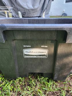 100 Gallon Rubbermaid Tank