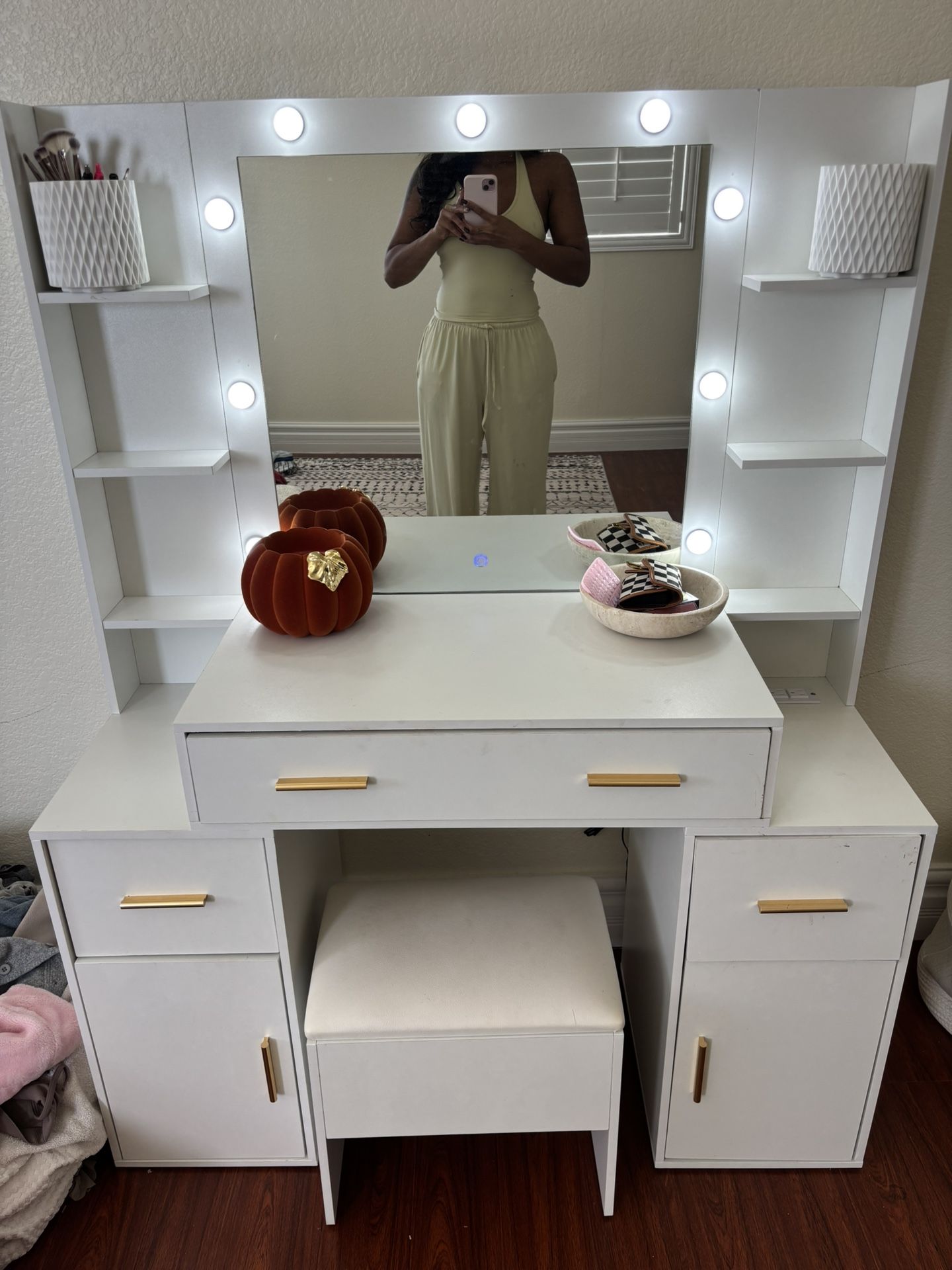 BEAUTIFUL VANITY- Great Condition