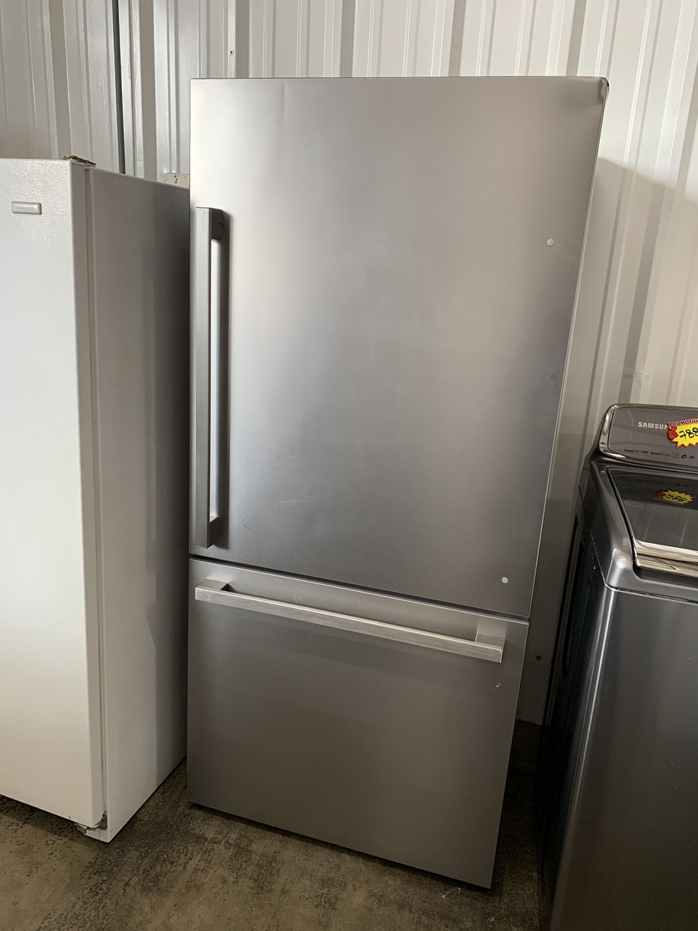 NÉW REFRIGERATOR SCRATCH AND DENTS