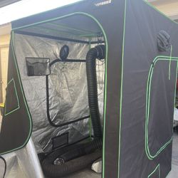 Vivosun Grow Tent (5 ft x 5 ft x 80”)