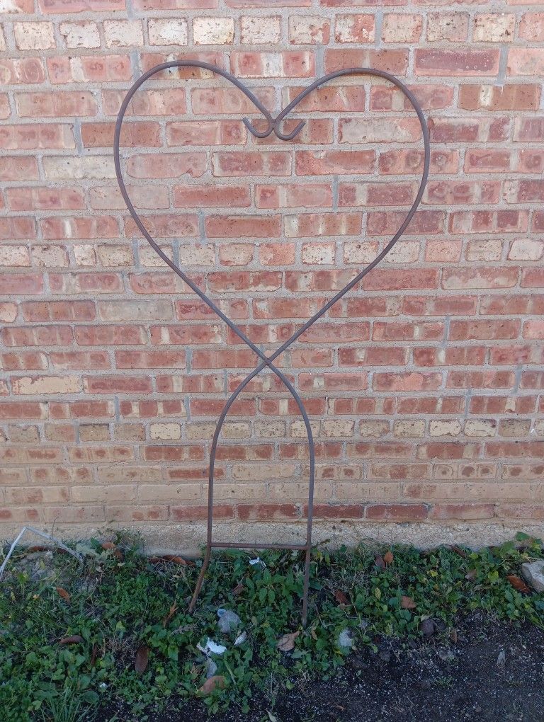 Heavy Duty Metal Heart Outdoor Patio Decor 