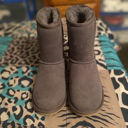 Brand New Uggs Size 4y (NO BOX)