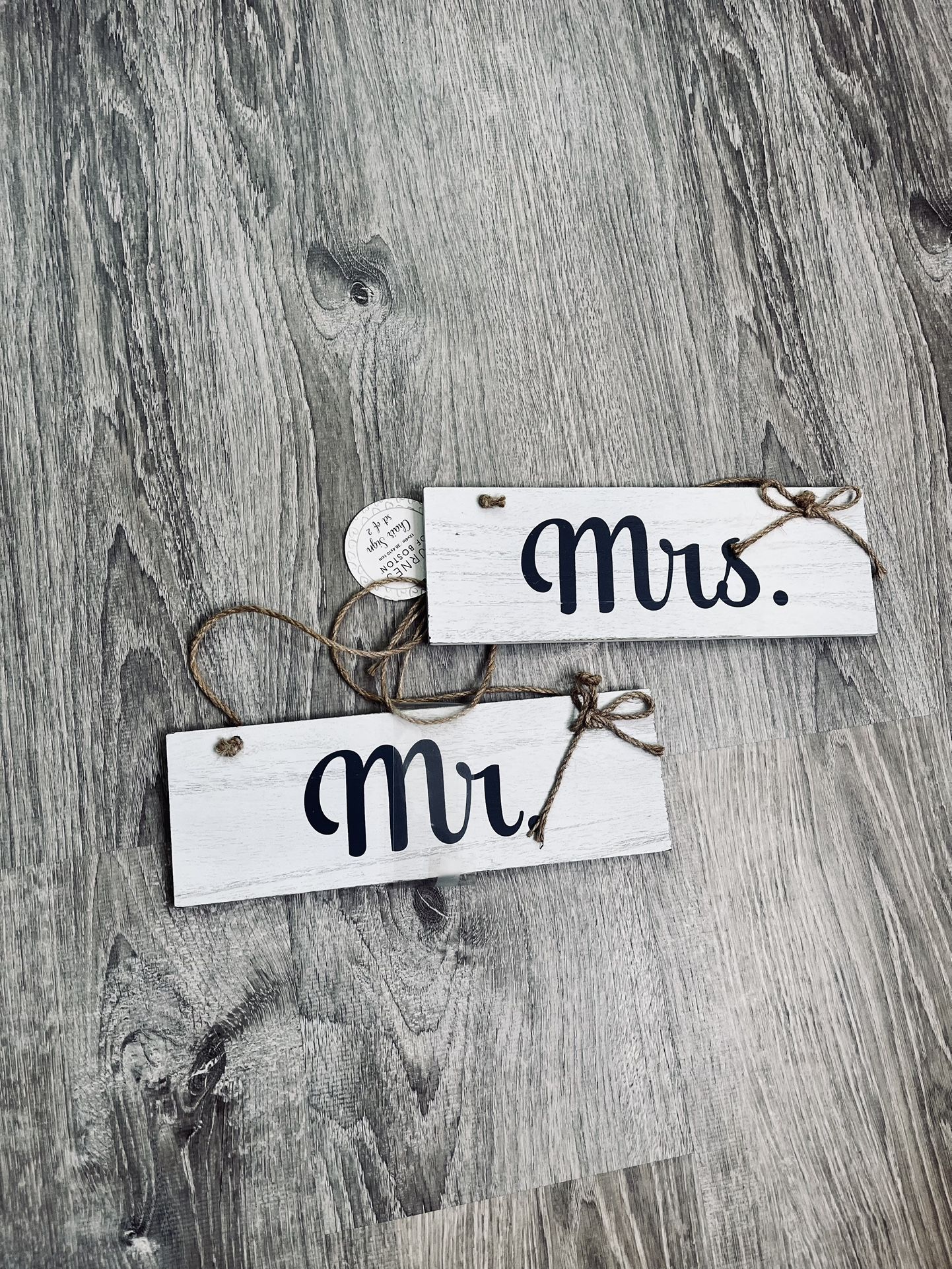 NWT! Mr. & Mrs. Rustic Shabby Chic Gray White Brown Twine Wooden Sign Wedding Reception Chair Decorations Bride And Groom