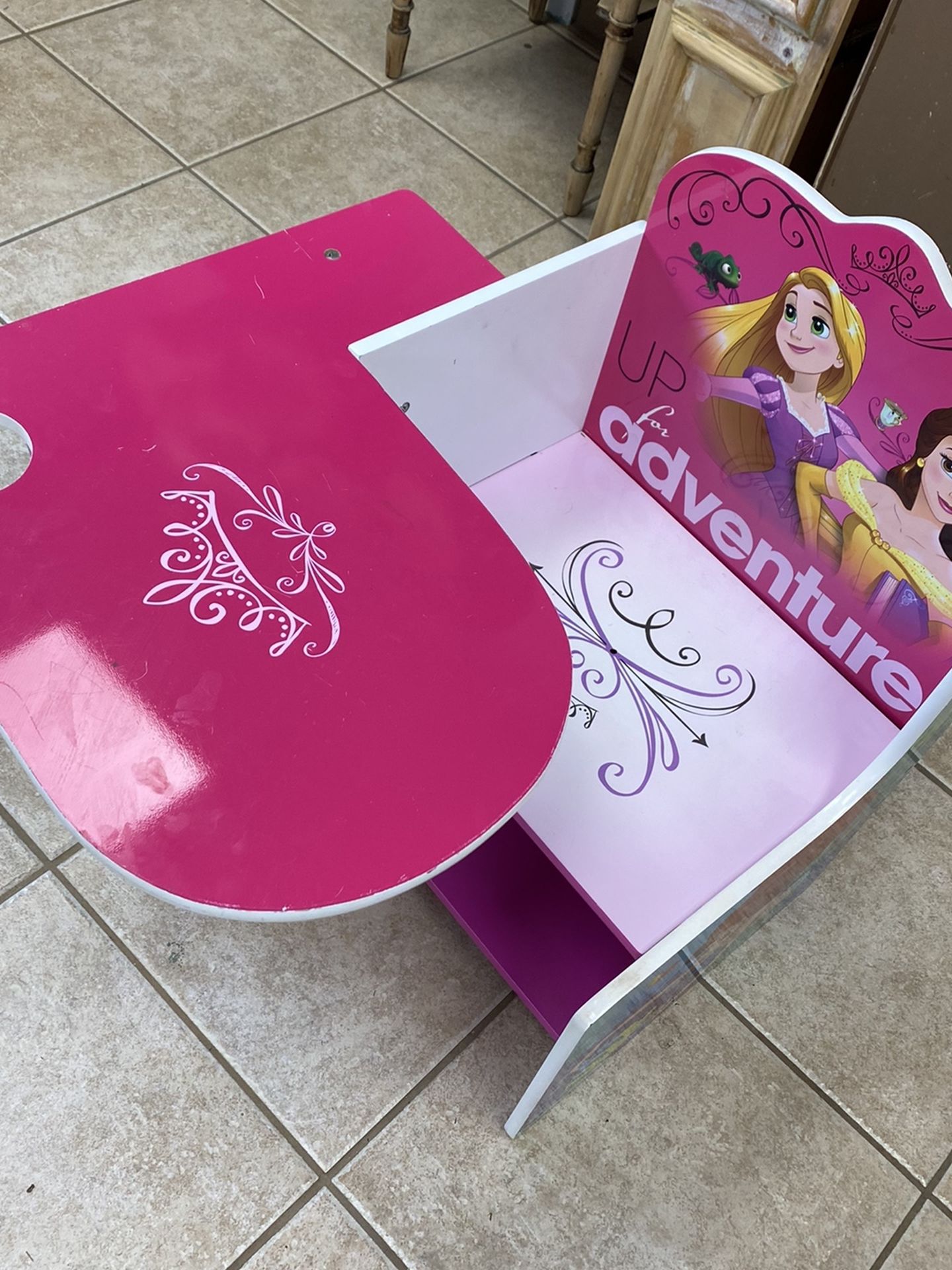 JA64 Disney Princess Toddler Desk