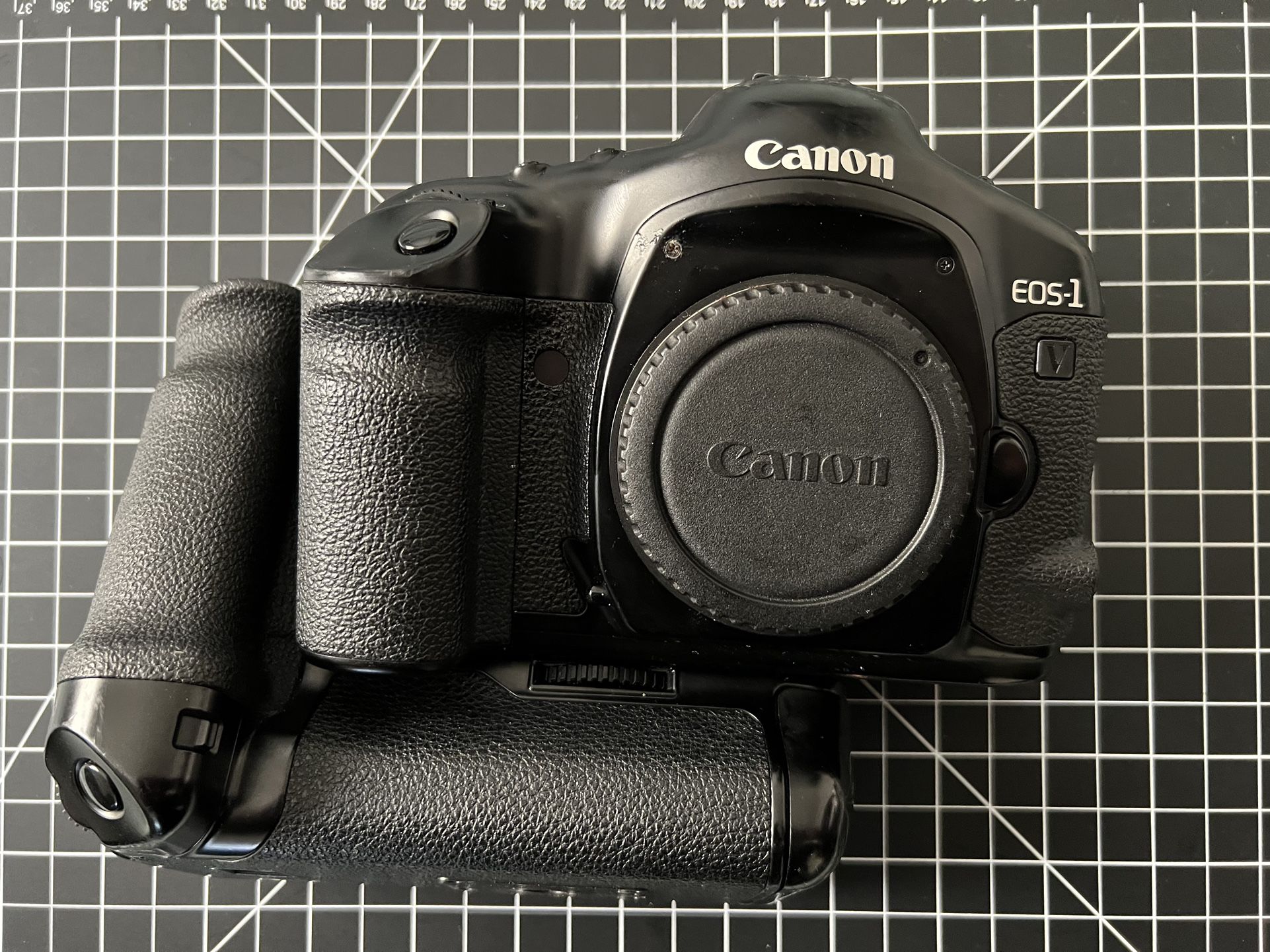 Canon Eos 1v + GR-E2 Grip for Sale in Hawaiian Gardens, CA - OfferUp