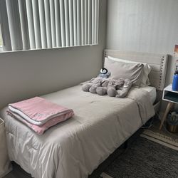 Bed frame + bedding