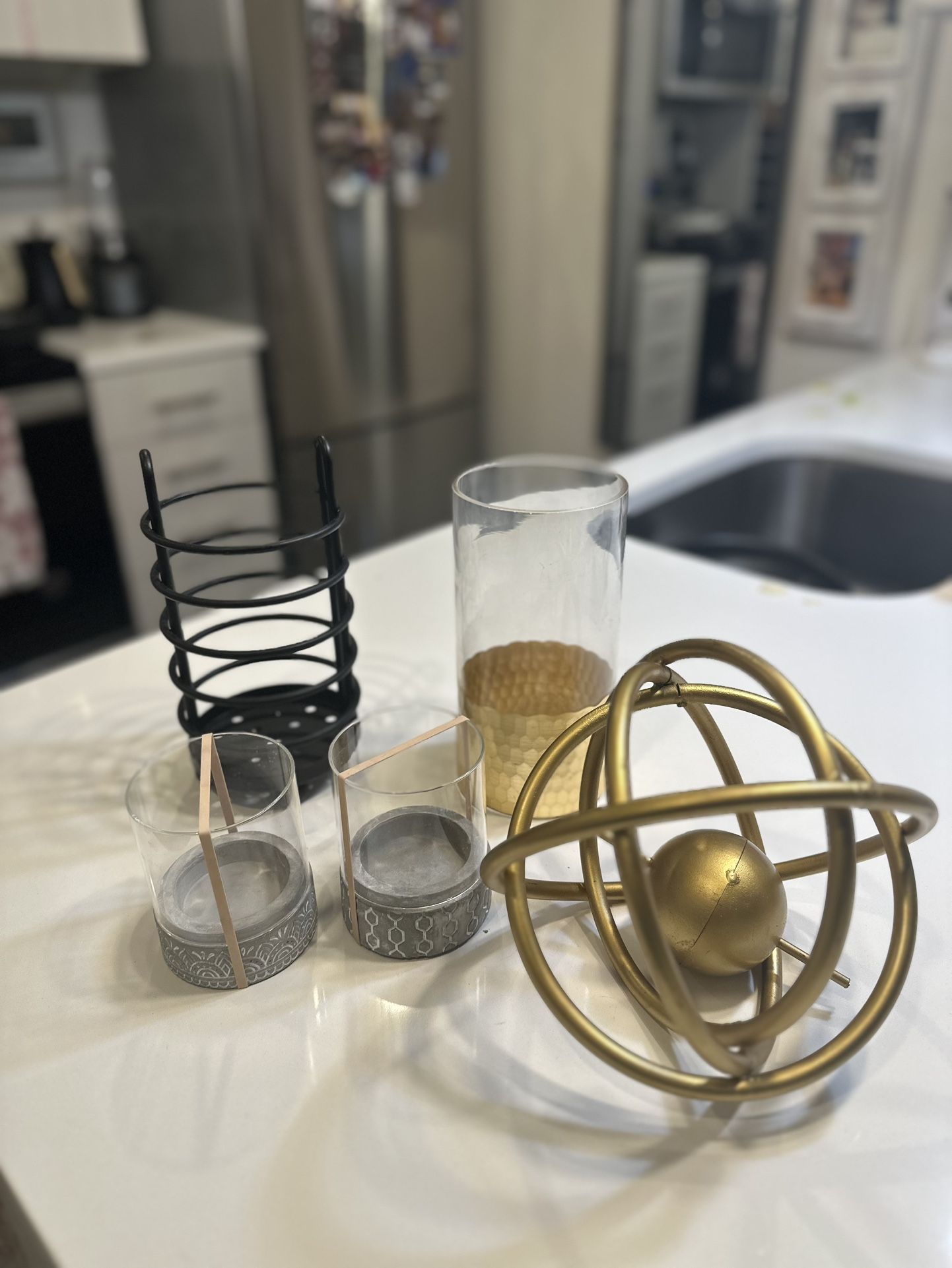 Flower vase,  Gold Circular Orb *Inside Came Unattached But Easy Fix With Super Glue*